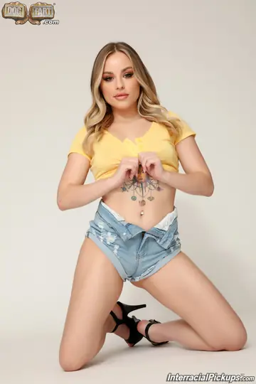 Anna Claire Clouds – Tattooed Blonde Gives Blowjobs and Handjobs Outdoors for a Facial
