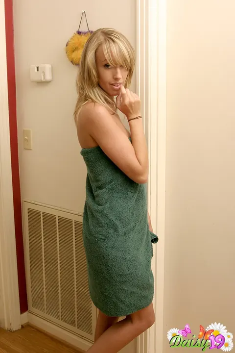 Blonde Amateur Slips Off Her Robe in the Bathroom – photo 3 of 12