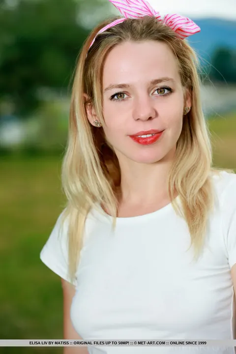 Elisa Liv: Thick Blonde Sheds Her Shorts and Spreads on the Grass – photo 4 of 18