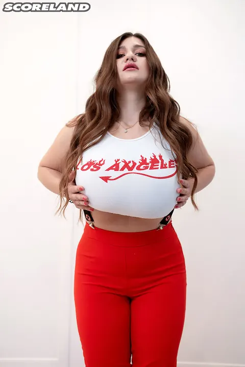 Demmy Blaze: Brunette BBW Unveils Her Big Natural Tits from a Cropped Top – photo 1 of 16