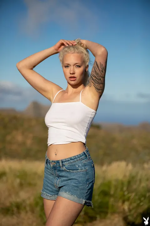 Lisa Modpali: Thick Blonde Shows Off Her Natural Tits and Big Ass Outside – photo 4 of 21