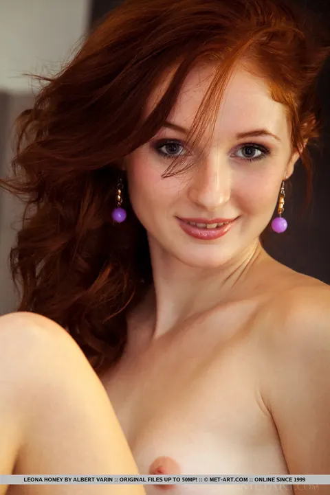 Leona Honey: Redhead PAWG Spreads Her Ass and Pussy in the Kitchen – photo 16 of 18