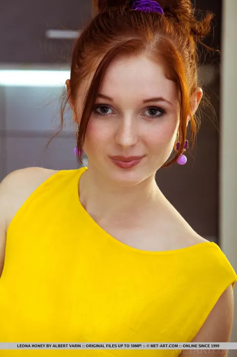 Leona Honey: Redhead PAWG Spreads Her Ass and Pussy in the Kitchen – photo 7 of 18