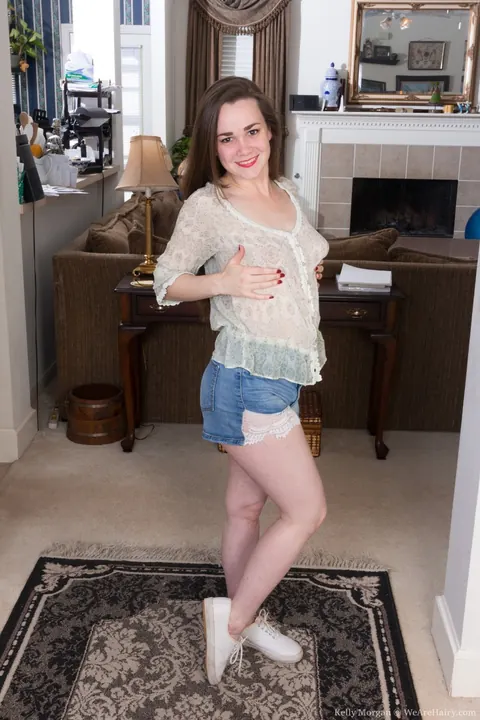 Kelly Morgan: Petite Brunette in Shorts Shows Her Hairy Bush – photo 2 of 21
