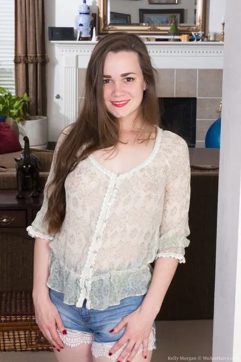 Kelly Morgan: Petite Brunette in Shorts Shows Her Hairy Bush – photo 1 of 21