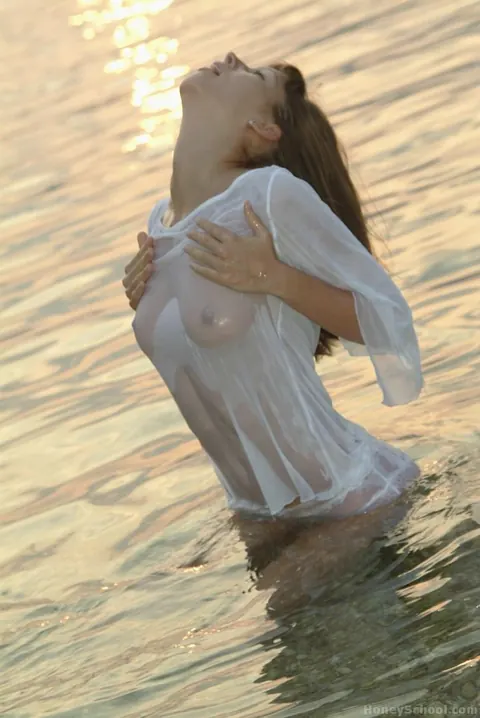European PAWG Spreads Her Ass on a Boat Outdoors – photo 1 of 21