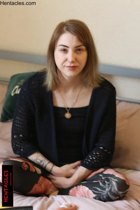 Woman Peels Off Her Top and Strips Nude for Camera – photo 5 of 15