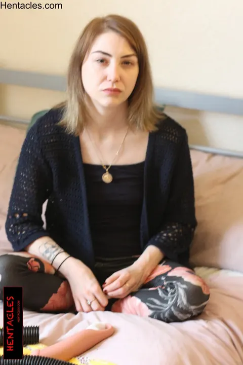 Woman Peels Off Her Top and Strips Nude for Camera – photo 4 of 15