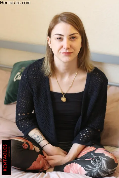 Woman Peels Off Her Top and Strips Nude for Camera – photo 2 of 15