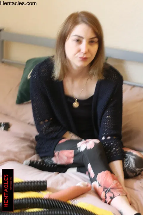 Woman Peels Off Her Top and Strips Nude for Camera – photo 7 of 15