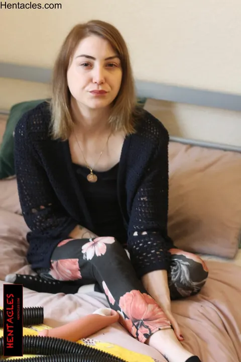 Woman Peels Off Her Top and Strips Nude for Camera – photo 6 of 15