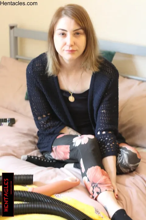 Woman Peels Off Her Top and Strips Nude for Camera – photo 9 of 15