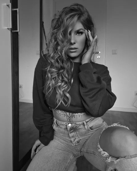 Blonde PAWG Poses in Jeans and Panties on the Bed – photo 3 of 17