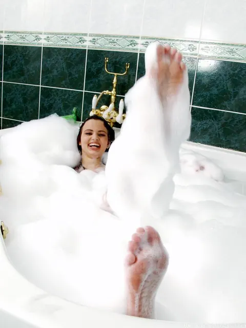 Thick Brunette Fingers Her Trimmed Pussy in the Bathroom – photo 19 of 21
