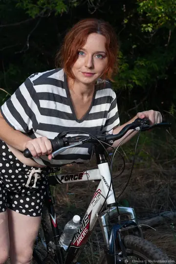 Sara Nikol – Chubby Redhead Spreads Her Hairy Pussy Outdoors in Sunlight