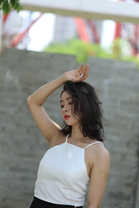 Woman Strips Naked and Turns to Show Front and Back – photo 14 of 21