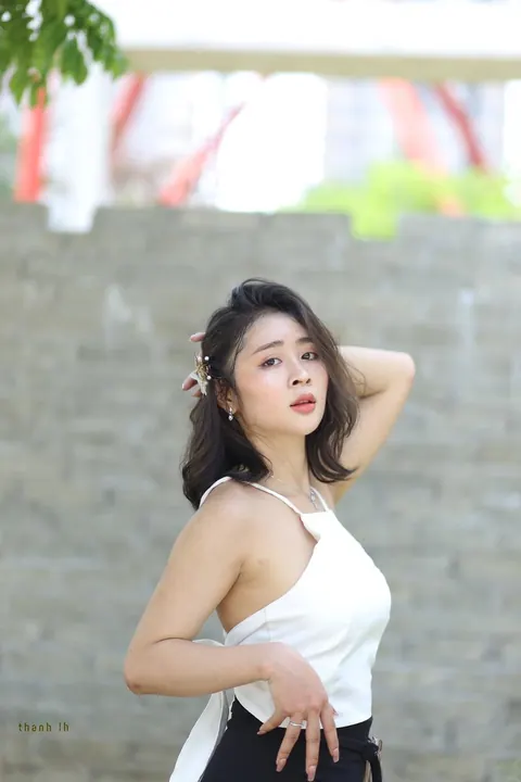Woman Strips Naked and Turns to Show Front and Back – photo 3 of 21