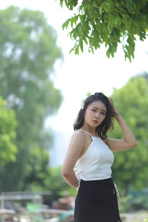 Woman Strips Naked and Turns to Show Front and Back – photo 19 of 21