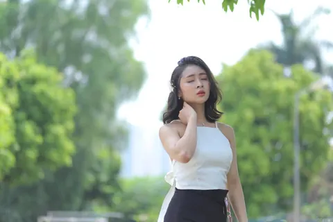 Woman Strips Naked and Turns to Show Front and Back – photo 16 of 21