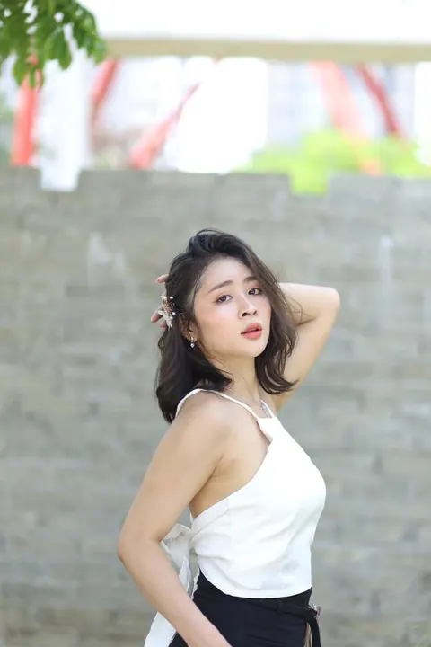 Woman Strips Naked and Turns to Show Front and Back – photo 4 of 21
