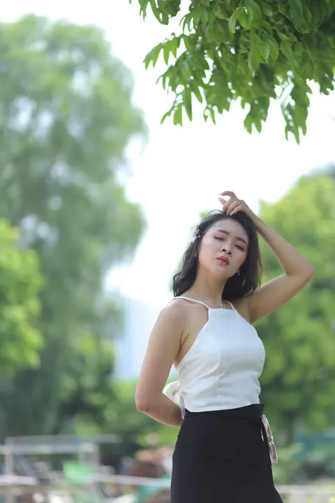 Woman Strips Naked and Turns to Show Front and Back – photo 20 of 21
