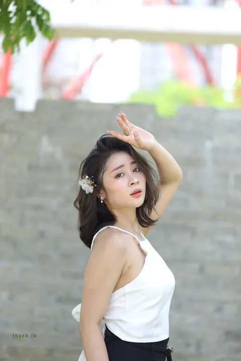 Woman Strips Naked and Turns to Show Front and Back – photo 9 of 21