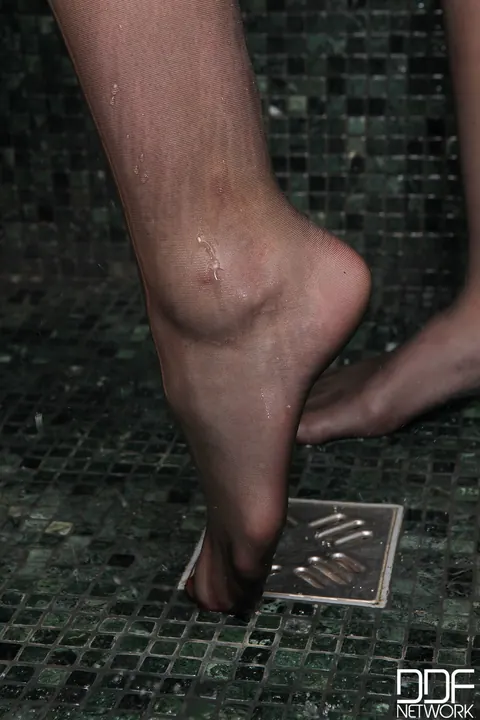 Tea Key: Tall Brunette Spreads Her Legs and Shows Her Feet – photo 2 of 21