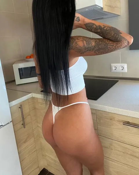 Black-Haired Babe Shows Cleavage and Ass in the Mirror Selfie – photo 2 of 15