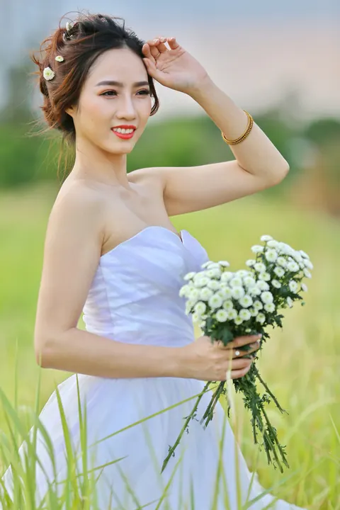 Bride Poses Nude Outdoors and Shows Her Body – photo 19 of 21