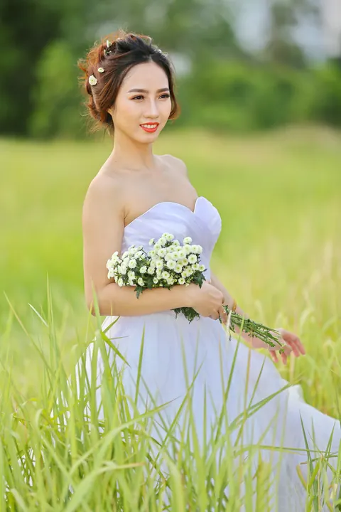Bride Poses Nude Outdoors and Shows Her Body – photo 15 of 21