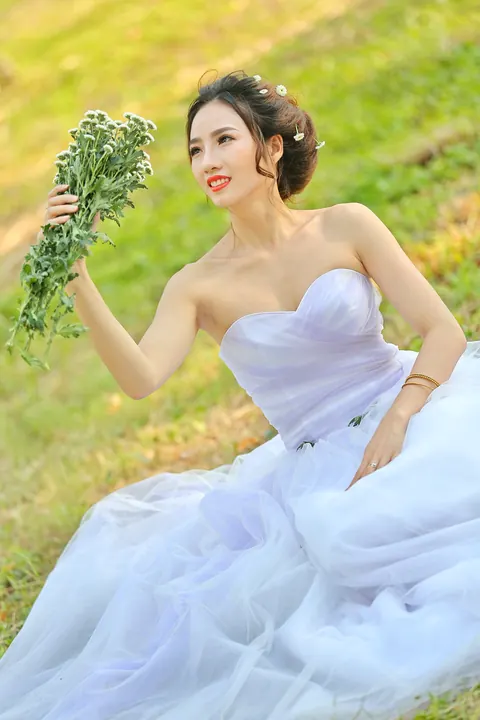 Bride Poses Nude Outdoors and Shows Her Body – photo 7 of 21