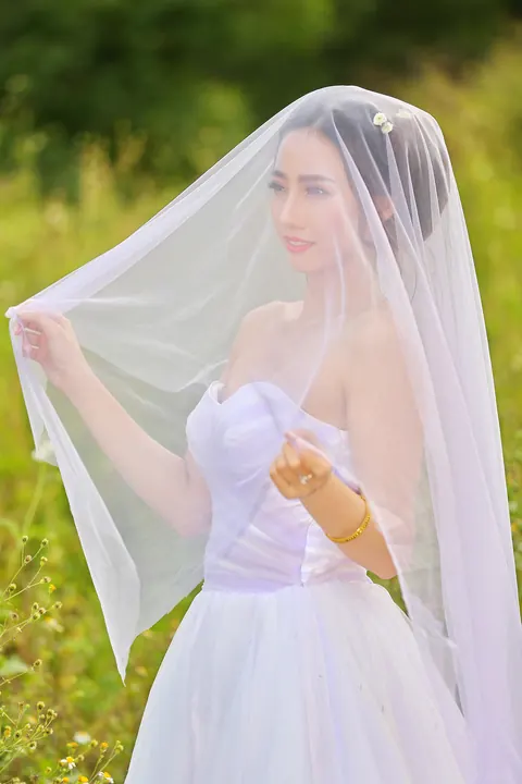 Bride Poses Nude Outdoors and Shows Her Body – photo 21 of 21