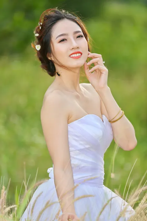 Bride Poses Nude Outdoors and Shows Her Body – photo 16 of 21