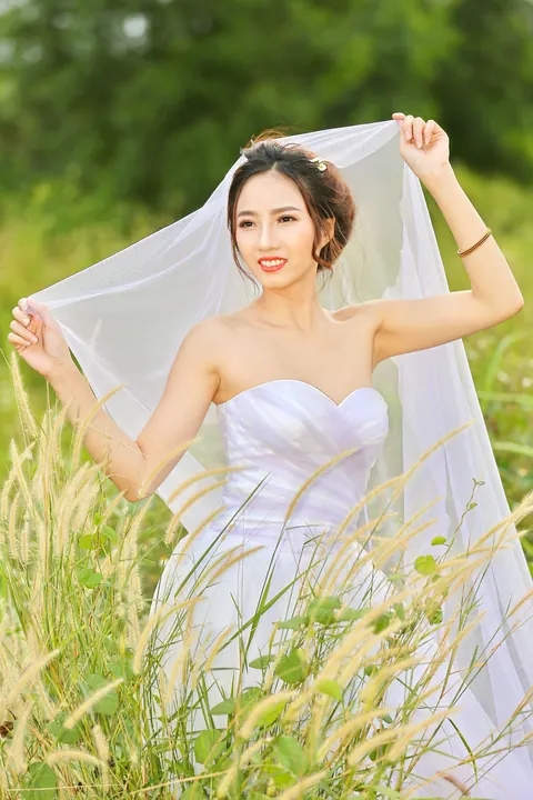 Bride Poses Nude Outdoors and Shows Her Body – photo 11 of 21