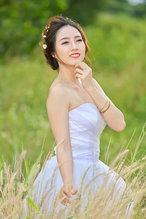 Bride Poses Nude Outdoors and Shows Her Body – photo 8 of 21