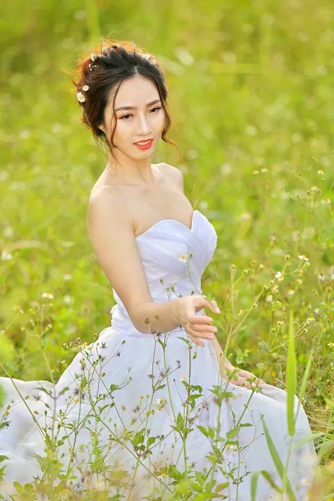 Bride Poses Nude Outdoors and Shows Her Body – photo 12 of 21
