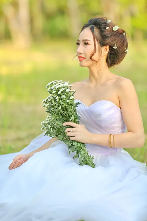 Bride Poses Nude Outdoors and Shows Her Body – photo 18 of 21