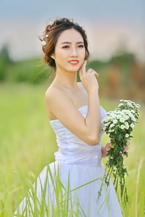 Bride Poses Nude Outdoors and Shows Her Body – photo 17 of 21