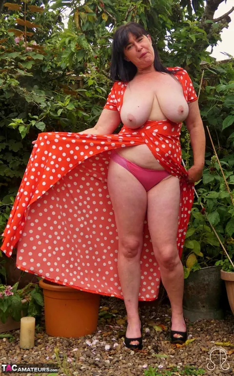 Juiceyjaney: Curvy British MILF Displays Her Hairy Bush Outdoors While Reading – photo 3 of 14