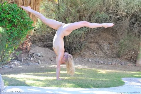 Blonde in Shorts Spreads Her Legs Outdoors – photo 18 of 21