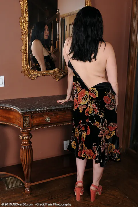Summer Avery: Thick Brunette MILF with Big Tits Spreads in Front of a Mirror – photo 5 of 15
