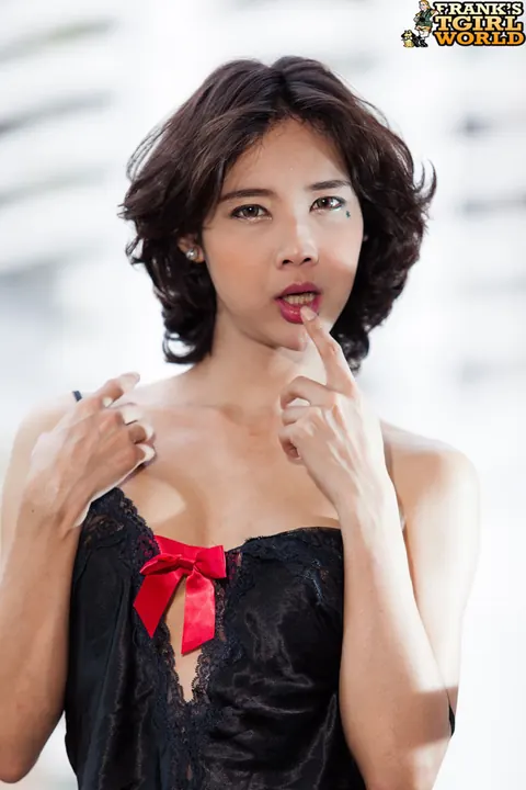 Asian Trans Woman Undresses, Poses Naked and Shows Her Side – photo 6 of 15