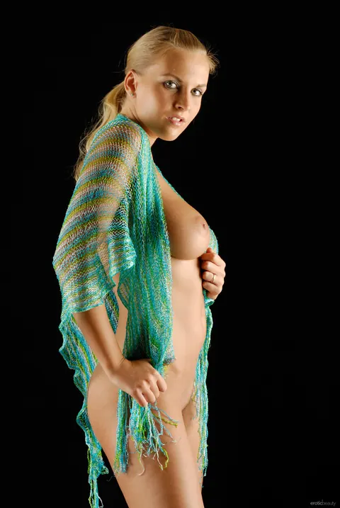 Athletic Model Poses Nude in a Glamour Shoot – photo 3 of 21