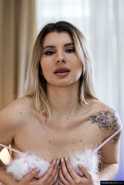 Marsianna Amoon: Blonde Ukrainian Exposes Her Natural Tits and Ass in a Threesome – photo 11 of 21