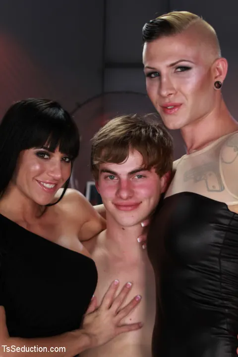 Trans Woman Strips Nude, Kisses Partner and Has Sex – photo 1 of 15