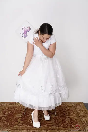 Ziggy Star – Curvy Brunette Bride Drops Her Dress and Spreads Her Hairy Pussy in Heels