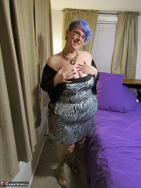 BBW Poses in Pantyhose and Pointy Heels – photo 1 of 20