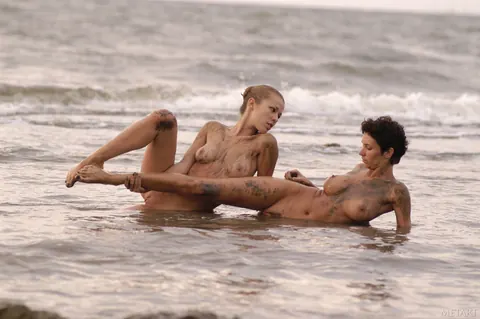 Woman Spreads Her Pussy and Shows Her Ass on the Beach – photo 4 of 21