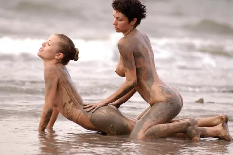 Woman Spreads Her Pussy and Shows Her Ass on the Beach – photo 13 of 21