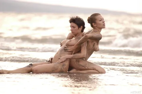 Woman Spreads Her Pussy and Shows Her Ass on the Beach – photo 6 of 21